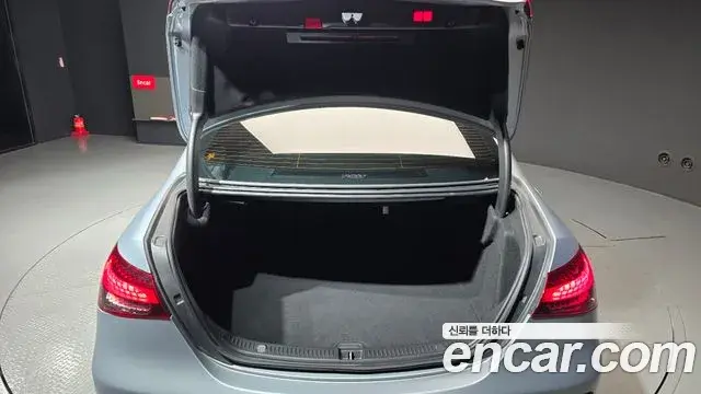 Mercedes-Benz E-Class 2022 — ფოტო 15/20