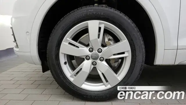 Audi Q5 2020 — ფოტო 17/20