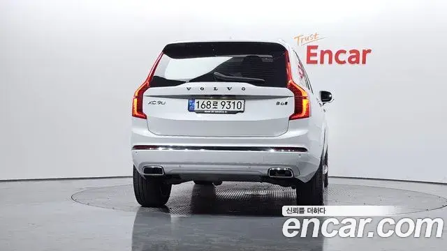 Volvo XC90 2021 — ფოტო 17/20