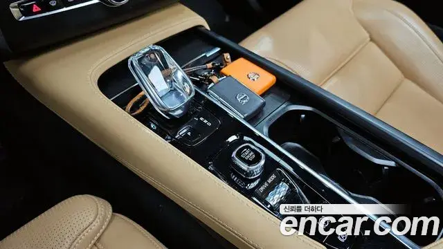 Volvo XC90 2021 — ფოტო 8/20
