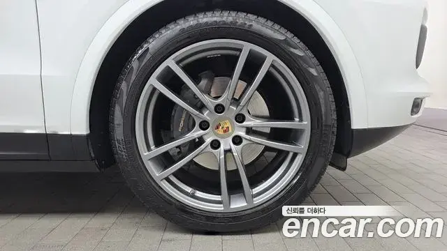 Porsche Cayenne 2021 — Photo 1/21