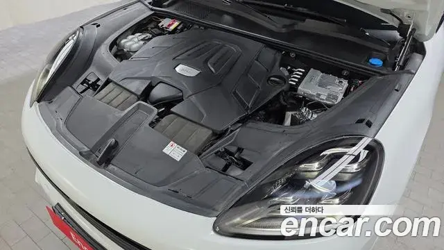 Porsche Cayenne 2021 — Photo 20/21