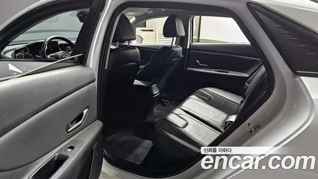 Hyundai The New Avante Hybrid 2022 — Photo 19/23