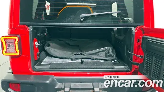 Jeep Wrangler 2021 — ფოტო 15/20