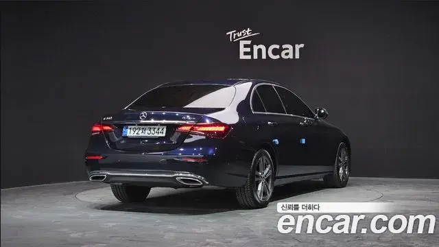 Mercedes-Benz E-Class 2022 — Photo 11/19