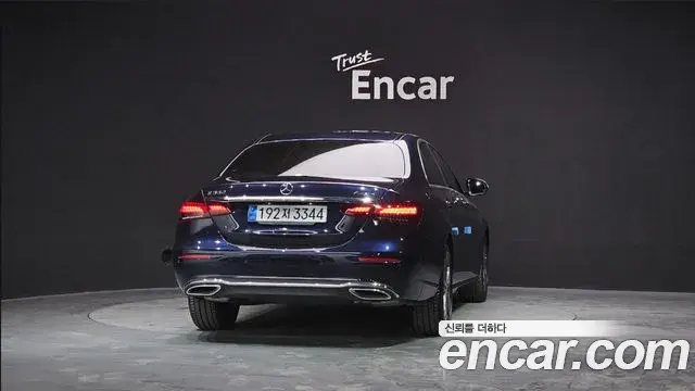 Mercedes-Benz E-Class 2022 — Photo 7/19