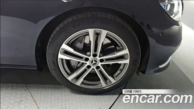 Mercedes-Benz E-Class 2022 — Photo 2/19