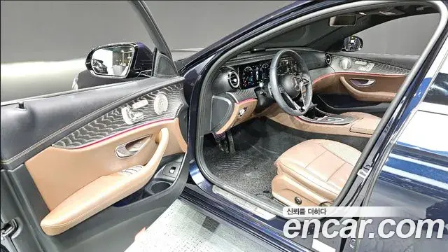 Mercedes-Benz E-Class 2022 — Photo 12/19
