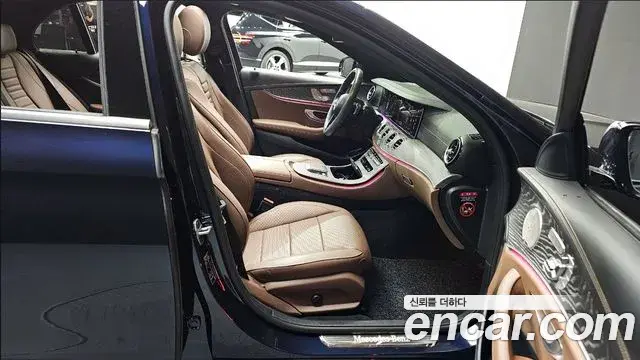 Mercedes-Benz E-Class 2022 — Photo 8/19