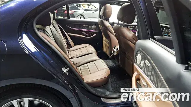 Mercedes-Benz E-Class 2022 — Photo 13/19