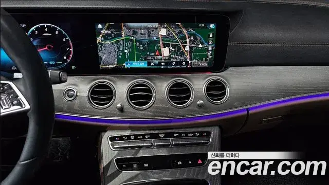 Mercedes-Benz E-Class 2022 — Photo 14/19