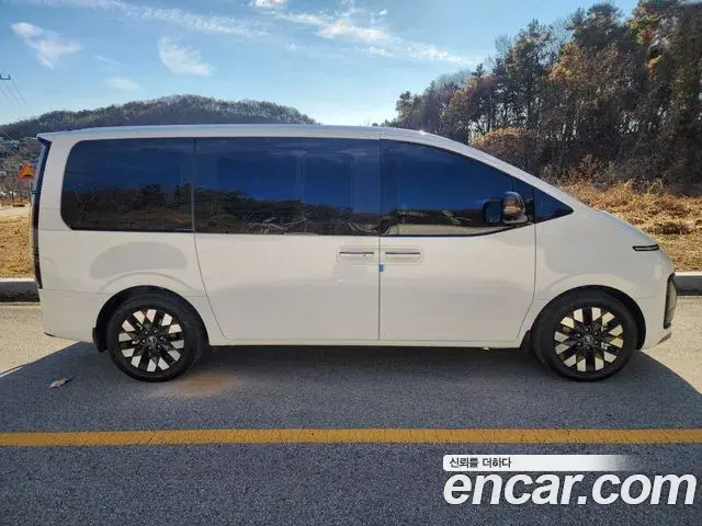 Hyundai Staria 2025 — Photo 8/20