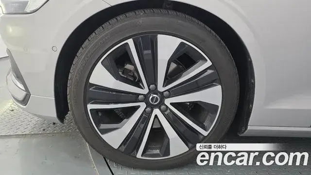 Volvo S60 2022 — Photo 18/20