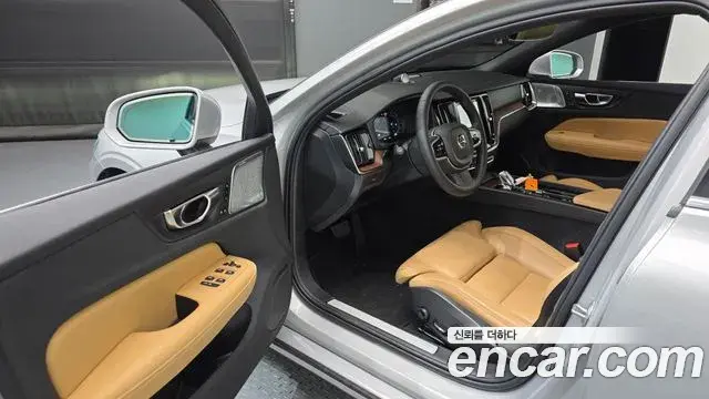 Volvo S60 2022 — Photo 8/20