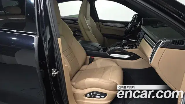 Porsche Cayenne 2020 — ფოტო 16/20