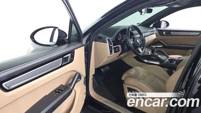 Porsche Cayenne 2020 — ფოტო 17/20