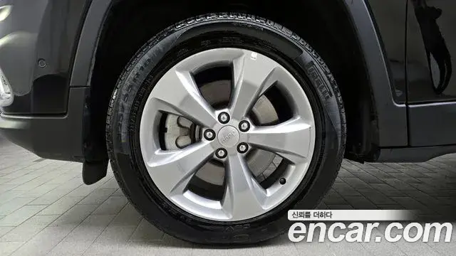 Jeep Cherokee 2022 — ფოტო 10/20