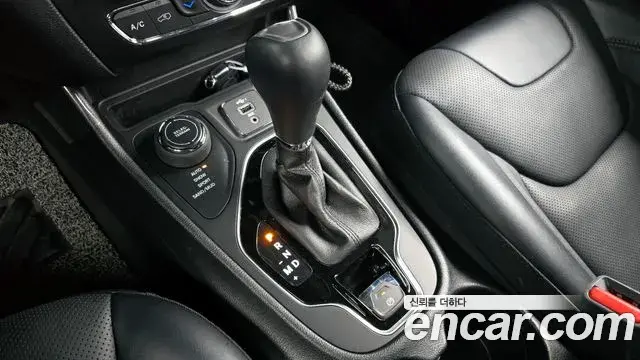 Jeep Cherokee 2022 — ფოტო 7/20