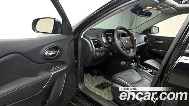 Jeep Cherokee 2022 — ფოტო 13/20