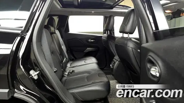 Jeep Cherokee 2022 — ფოტო 15/20