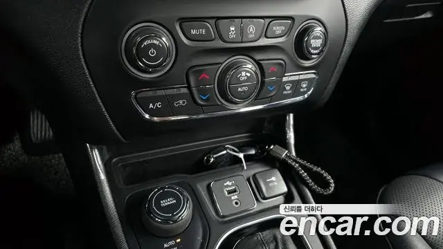 Jeep Cherokee 2022 — ფოტო 12/20
