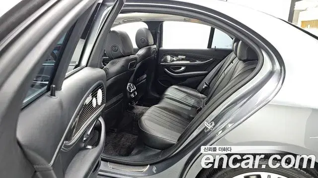Mercedes-Benz E-Class 2020 — ფოტო 17/20
