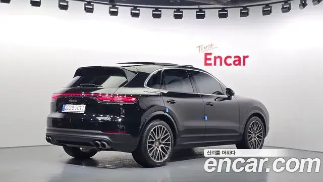Porsche Cayenne 2023 — ფოტო 1/20