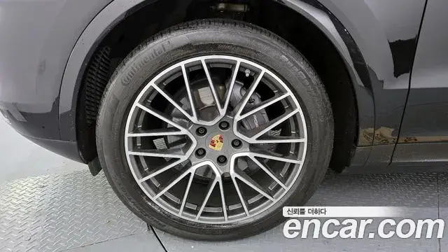 Porsche Cayenne 2023 — ფოტო 3/20