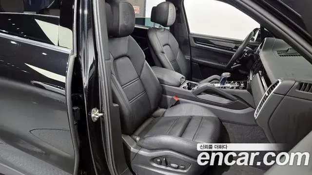 Porsche Cayenne 2023 — ფოტო 15/20