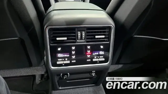 Porsche Cayenne 2023 — ფოტო 7/20