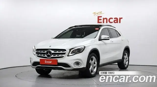 Mercedes-Benz GLA-Class 2019 — Şəkil 15/20