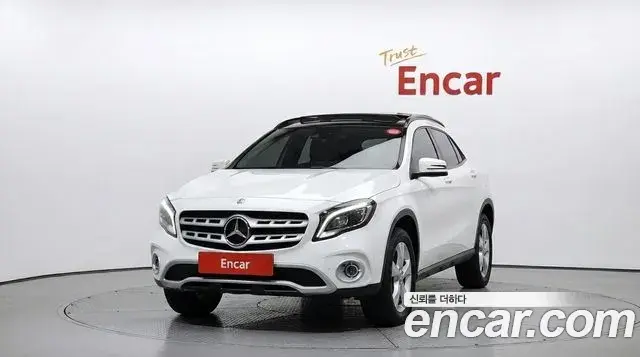 Mercedes-Benz GLA-Class 2019 — Şəkil 16/20