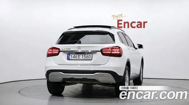 Mercedes-Benz GLA-Class 2019 — Şəkil 17/20