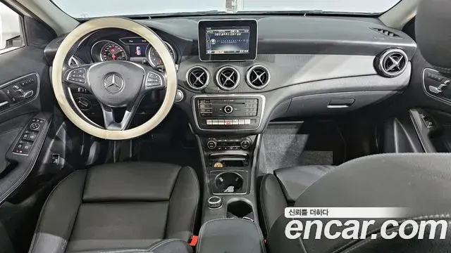 Mercedes-Benz GLA-Class 2019 — Şəkil 8/20