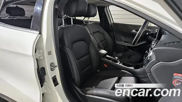 Mercedes-Benz GLA-Class 2019 — Şəkil 11/20