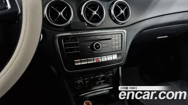 Mercedes-Benz GLA-Class 2019 — Şəkil 14/20