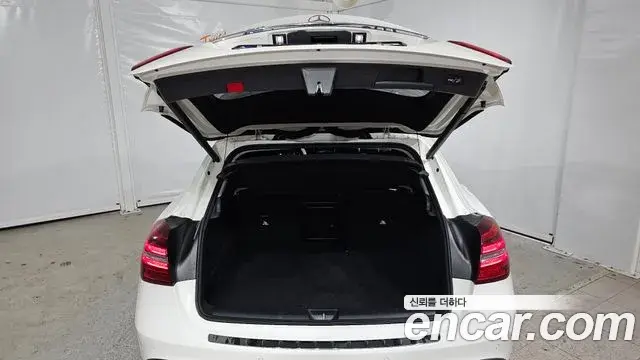 Mercedes-Benz GLA-Class 2019 — Şəkil 10/20