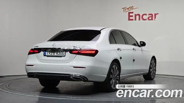 Mercedes-Benz E-Class 2022 — Photo 7/20