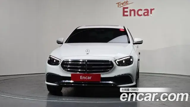 Mercedes-Benz E-Class 2022 — Photo 19/20
