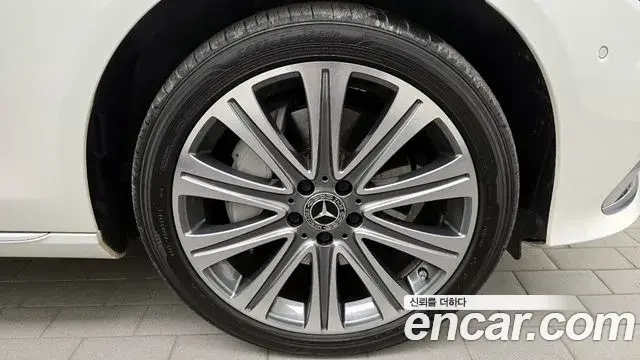 Mercedes-Benz E-Class 2022 — Photo 12/20
