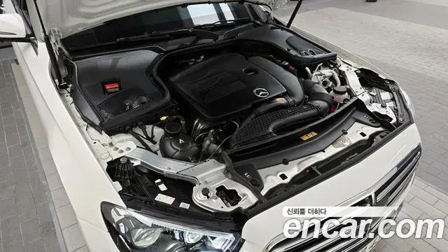Mercedes-Benz E-Class 2022 — Photo 9/20