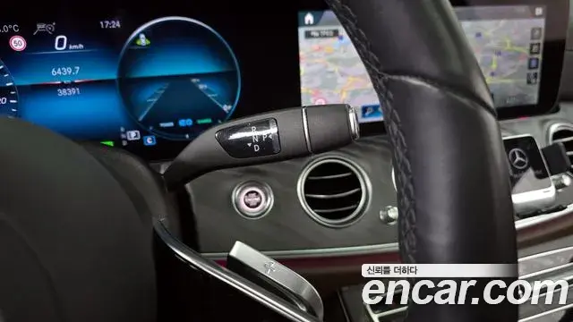 Mercedes-Benz E-Class 2022 — Photo 11/20