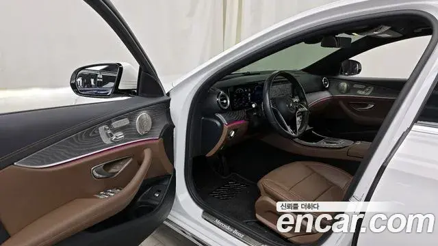 Mercedes-Benz E-Class 2022 — Photo 5/20