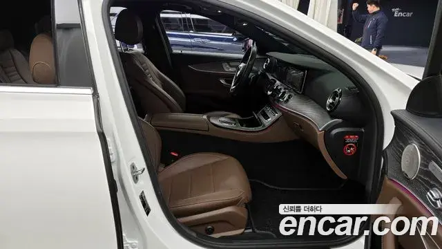 Mercedes-Benz E-Class 2022 — Photo 4/20