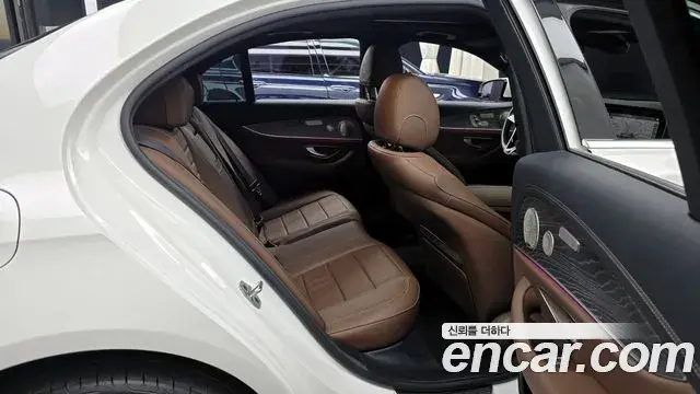 Mercedes-Benz E-Class 2022 — Photo 2/20