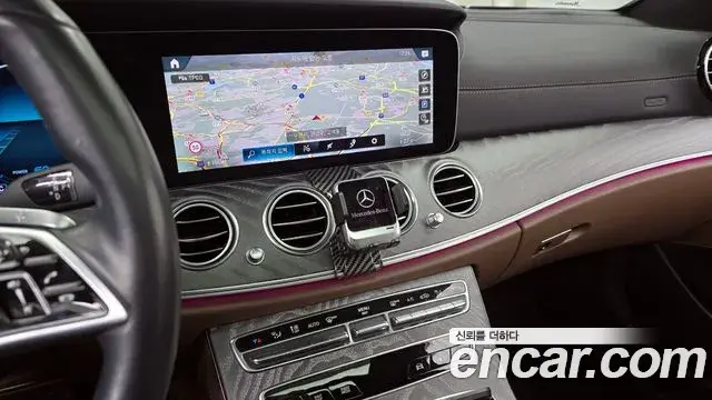 Mercedes-Benz E-Class 2022 — Photo 8/20