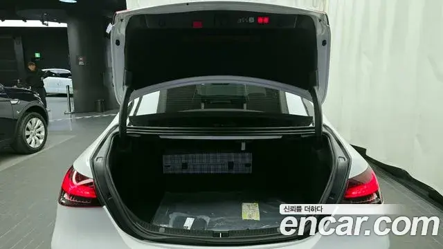 Mercedes-Benz E-Class 2022 — Photo 3/20