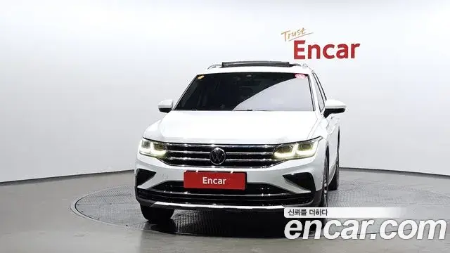 Volkswagen Tiguan 2021 — ფოტო 13/20