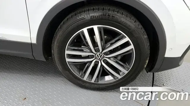 Volkswagen Tiguan 2021 — ფოტო 5/20