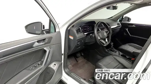Volkswagen Tiguan 2021 — ფოტო 19/20